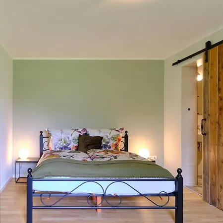 Landhaeuschen Anderswo לינה וארוחת בוקר בוכולט